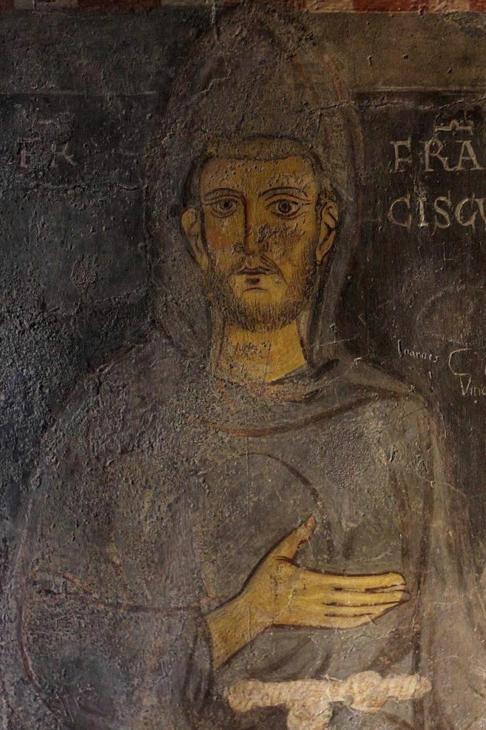 Affresco con San Francesco in piedi, senza aureola, con il saio e il nome scritto accanto, nel Sacro Speco di Subiaco