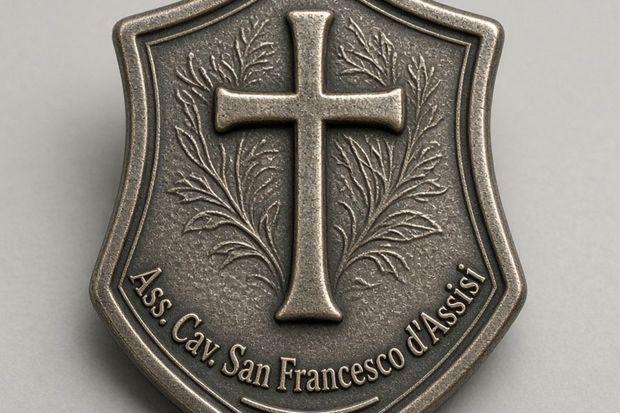 Spilla in metallo brunito a forma di scudo, con una croce tra rami d'ulivo e la scritta «Ass. Cav. San Francesco d'Assisi»