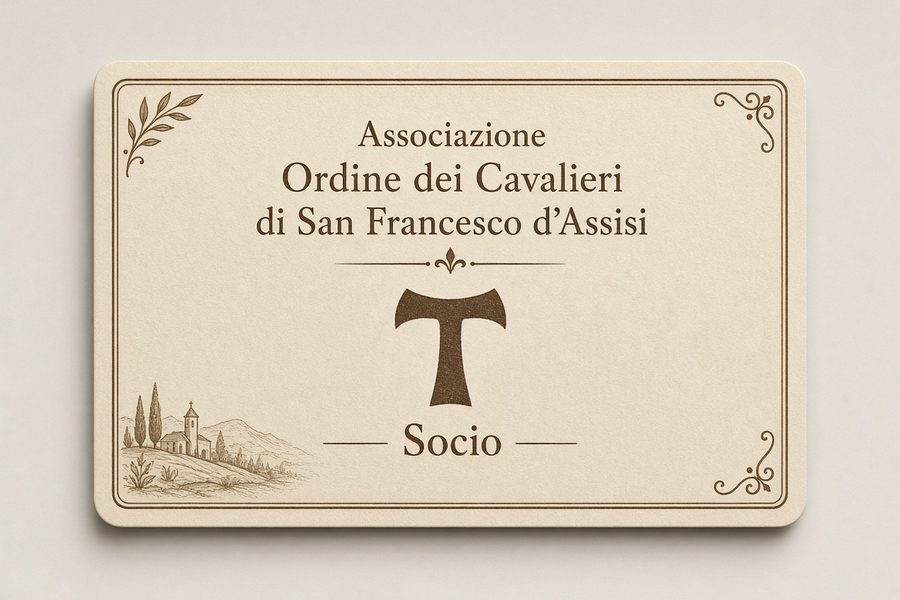 Tesserino color crema con la scritta «Associazione Ordine dei Cavalieri di San Francesco d'Assisi», il Tau e la parola «Socio»