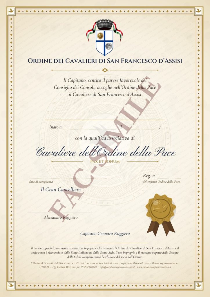 Fac-simile della pergamena di Cavaliere dell'Ordine della Pace: cornice oro, stemma dell'associazione, testo di accoglienza nell'Ordine della Pace con gli spazi per il nome, la data di accoglienza e il numero di registro, i nomi del Gran Cancelliere e del Capitano e un sigillo d'oro con nastri marroni; in diagonale la scritta FAC-SIMILE