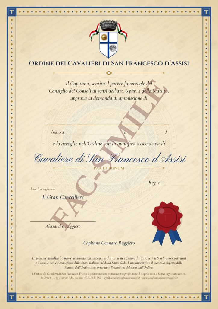 Fac-simile della pergamena di Cavaliere di San Francesco d'Assisi: cornice blu e oro, stemma dell'associazione, testo di ammissione con gli spazi per il nome, la data di accoglienza e il numero di registro, i nomi del Gran Cancelliere e del Capitano e un sigillo di ceralacca rossa con nastri blu; in diagonale la scritta FAC-SIMILE